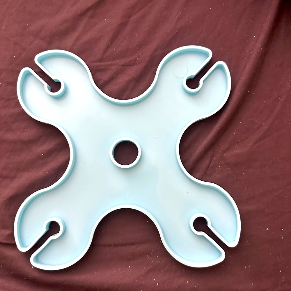 Silicone mold, which holds the wine bottle and four wine glasses.